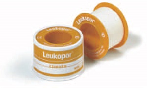 CEROTTO ADESIVO IPOALLERGENICO LEUKOPOR. SUPPORTO: TESSUTO NON TESSUTO BIANCO DI POLIESTERE E VISCOSA ADESIVO POLIACRILICO SENZA RESINE E GOMME NATURALI. 5X5CM MUTABILE - pharmaluna